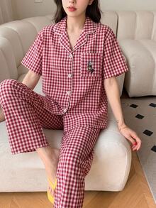 DAZY 格紋卡通刺繡圖案短袖上衣與長褲女款兩件式睡衣套裝 - 酒紅色 - 查看 5
