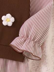 SHEIN Playful Pals 女童可愛藍色花卉裝飾舒適時尚拼接條紋長袖 2 合 1 上衣搭配藍色休閒喇叭褲 2 件套 T 恤套裝 - 棕色 - 查看 5