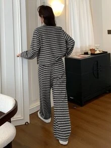 DAZY طقم بيجامة نسائي مخطط بسحاب أمامي وأكمام طويلة مع بنطال - رمادي - مشاهدة 2