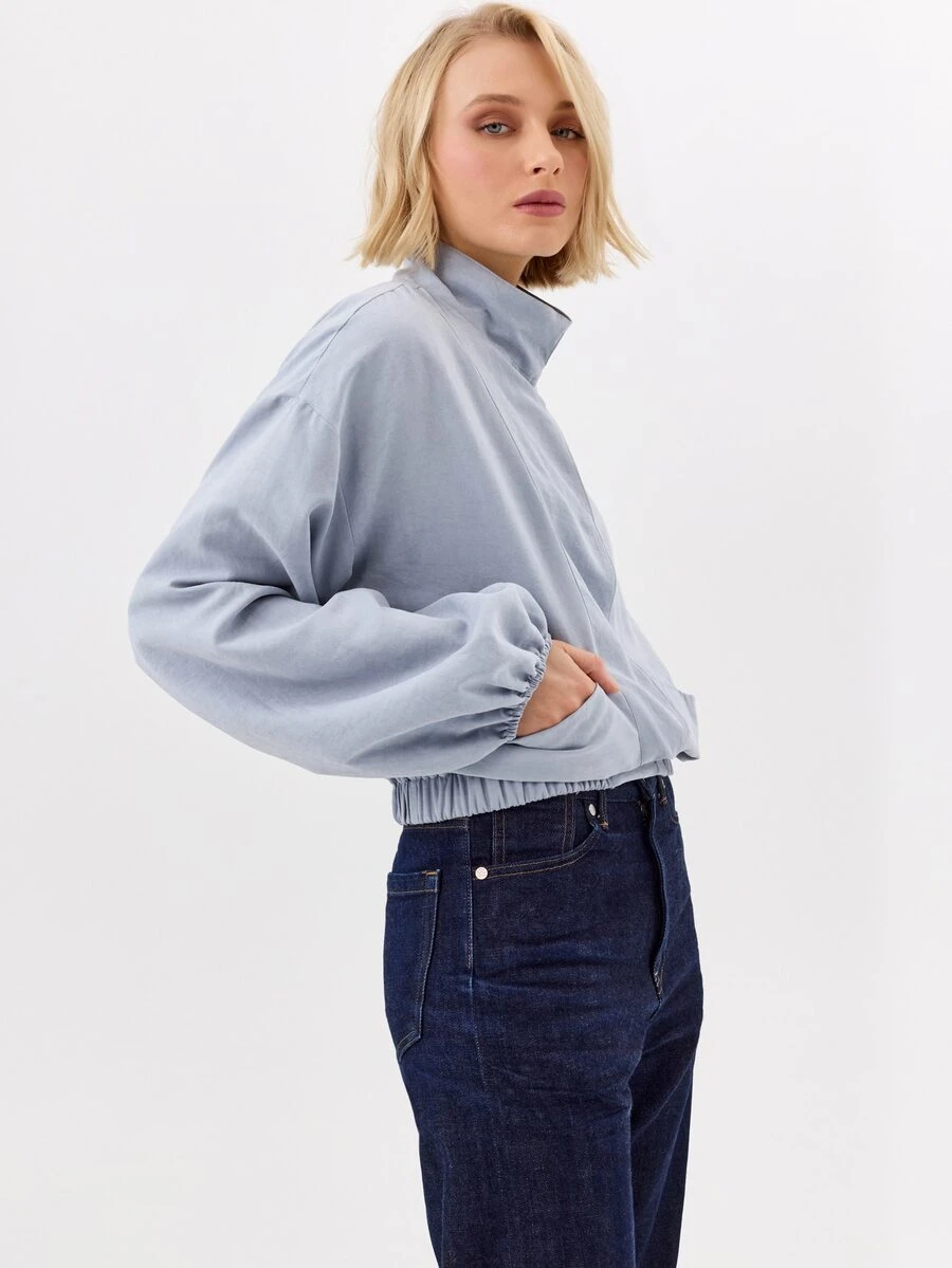KÆRIA Hus 漏斗領泡泡袖夾克 - 緊緻梭織 - 粉藍色 - 優雅、休閒、奢華、現代 - 淺藍色 - 查看 1