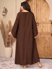Al Najma 大尺碼女款貼花裝飾V領長袖寬鬆阿拉伯風洋裝 - 咖啡棕 - 查看 2