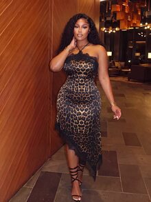 Slaydiva Sexig klänning i plus size med leopardmönster, spets, patchwork och asymmetrisk fåll - Brun - Visa 10