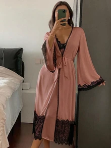 DAZY 迷人對比色蕾絲拼接長款睡袍與細肩帶洋裝女款睡衣套裝 - 粉色 - 查看 5