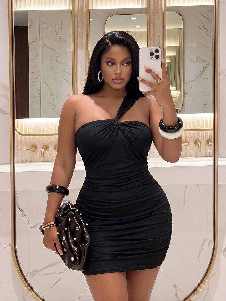 Slaydiva فستان موضة مقاس كبير مثير بلون موحد بكتف واحد وظهر مكشوف - الأسود - مشاهدة 1