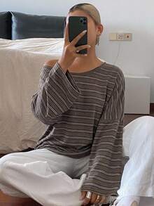 DAZY 女款條紋不對稱肩寬鬆街頭休閒T恤 - 卡其色 - 查看 8
