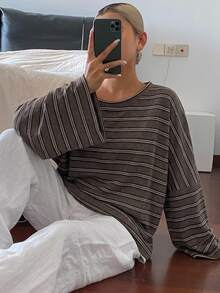 DAZY 女款條紋不對稱肩寬鬆街頭休閒T恤 - 卡其色 - 查看 2