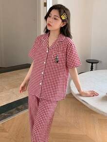 DAZY 格紋卡通刺繡圖案短袖上衣與長褲女款兩件式睡衣套裝 - 酒紅色 - 查看 6