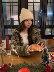 DAZY 女款領口休閒舒適長袖復古花卉圖案甜美風運動衫，秋冬款 - 橄欖綠 - 查看 7