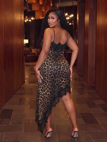 Slaydiva Sexig klänning i plus size med leopardmönster, spets, patchwork och asymmetrisk fåll - Brun - Visa 3