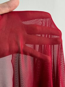 Viva Relle فستان سهرة بمقاس كبير باللون العنابي بفتحة رقبة عميقة وأكمام كيب وتصميم غير متماثل يغطي الوركين وساق واسعة، طقم من قطعتين - عنابي اللون - مشاهدة 7