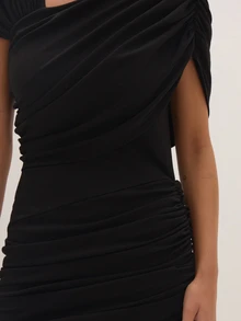 MUSEYN Gaun Maxi Hitam Asimetris dengan Detail Kerut dan Model Bahu Terbuka, Gaun Abadi untuk Kencan Malam, Musim Gugur Terbaru - Hitam - View 8