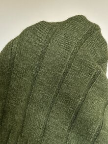 Aloruh Sweater Lengan Panjang Wanita dengan Kerah Asimetris Bergaris dan Kancing - Hijau - View 9