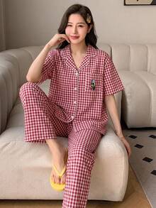 DAZY 格紋卡通刺繡圖案短袖上衣與長褲女款兩件式睡衣套裝 - 酒紅色 - 查看 3
