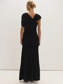 MUSEYN Gaun Maxi Hitam Asimetris dengan Detail Kerut dan Model Bahu Terbuka, Gaun Abadi untuk Kencan Malam, Musim Gugur Terbaru - Hitam - View 4