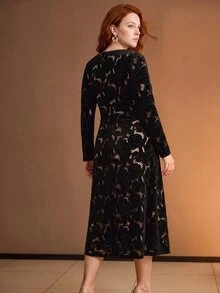 MOTF PREMIUM PLUS SIZE WOMEN'S VELVET EMBROIDERED HOLLOW OUT ELEGANT STRAIGHT DRESS - Black - View 3