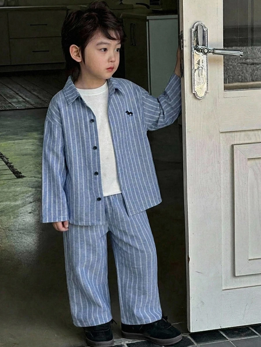 Dazy Kids 小男孩條紋長袖單排扣襯衫與長褲休閒套裝 - 淺藍色 - 查看 1