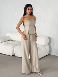 SHEIN PETITE طقم نسائي من قطعتين: توب كاميسول دانتيل بتصميم مرقع وبنطلون طويل بنسيج بارز - لون مشمشي - مشاهدة 3