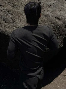 DAZY 男士紋理布料純色基礎半鈕扣T恤 - 黑色 - 查看 2