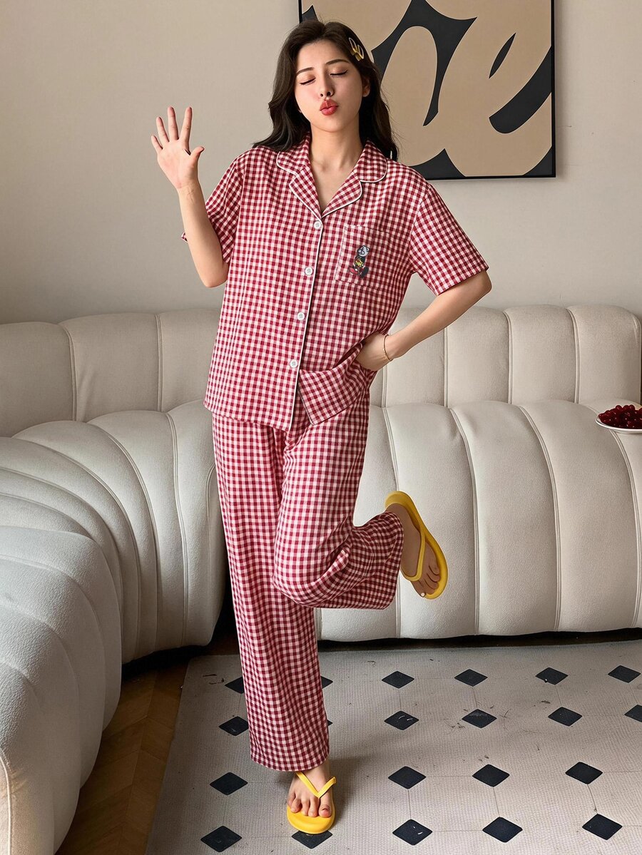 DAZY Setelan Piyama Wanita 2 Potong Motif Kotak-kotak Kartun Bordir Lengan Pendek & Celana Panjang - Burgundy - View 1