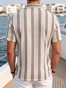 Manfinity Homme 男士大尺碼卡其色梭織條紋紋理休閒短袖襯衫 - 卡其色 - 查看 2