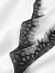 Velvienne بلوزة نسائية أنيقة بمقاسات كبيرة مع حافة دانتيل وألوان متباينة وأكمام طويلة وياقة على شكل حرف V - أبيض - مشاهدة 3