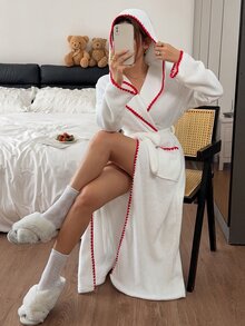 Napfluff Jubah Wanita Lengan Panjang Berbahan Lembut dengan Bordir Mesin Warna Kontras yang Lucu, Dua Kantong, Kerah Berlipat, dan Bahan Lembut. - Putih - View 1