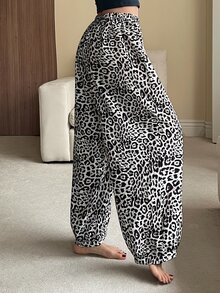 DAZY Celana Piyama Wanita Motif Leopard Musim Panas, Longgar, Ringan, dan Potongan Kaki Meruncing - Krem - View 2