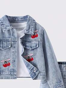SHEIN Genkimix Kids 女童牛仔套裝 春/秋新款 甜美休閒風 淺藍水洗牛仔 經典翻領牛仔外套 搭配鬆緊腰直筒牛仔褲 粉色蝴蝶結＋紅色櫻桃刺繡設計 雪花洗水工藝 寬鬆版型 柔軟舒適面料 - 淺色水洗藍 - 查看 4