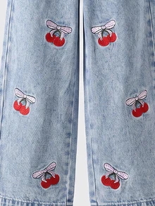 SHEIN Genkimix Kids 女童牛仔套裝 春/秋新款 甜美休閒風 淺藍水洗牛仔 經典翻領牛仔外套 搭配鬆緊腰直筒牛仔褲 粉色蝴蝶結＋紅色櫻桃刺繡設計 雪花洗水工藝 寬鬆版型 柔軟舒適面料 - 淺色水洗藍 - 查看 8