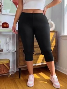 SHEIN Sovereign Charm Celana Pendek Ketat Olahraga Wanita Ukuran Plus Warna Hitam Model Crop dengan Desain Kupu-kupu di Bagian Bawah, Gaya Lari dan Atletik, Model Terbaru Musim Panas 2026 - Hitam - View 2
