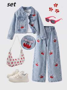 SHEIN Genkimix Kids 女童牛仔套裝 春/秋新款 甜美休閒風 淺藍水洗牛仔 經典翻領牛仔外套 搭配鬆緊腰直筒牛仔褲 粉色蝴蝶結＋紅色櫻桃刺繡設計 雪花洗水工藝 寬鬆版型 柔軟舒適面料 - 淺色水洗藍 - 查看 1