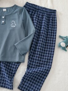 SHEIN Vintaside Kids 男童時尚經典極簡休閒日常舒適居家套裝，優質柔軟親膚針織羅紋素色淺灰綠圓領長袖上衣，搭配織紋綠色與白色格紋米色布料長褲，2件套家居服睡衣套裝 - 藏蓝色 - 查看 9
