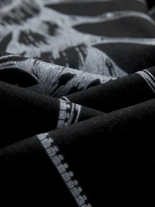ROMWE MEN Celana Jeans Fashion Pria Avant-Garde dengan Motif Cetak dan Kantong Kancing - Hitam - View 4
