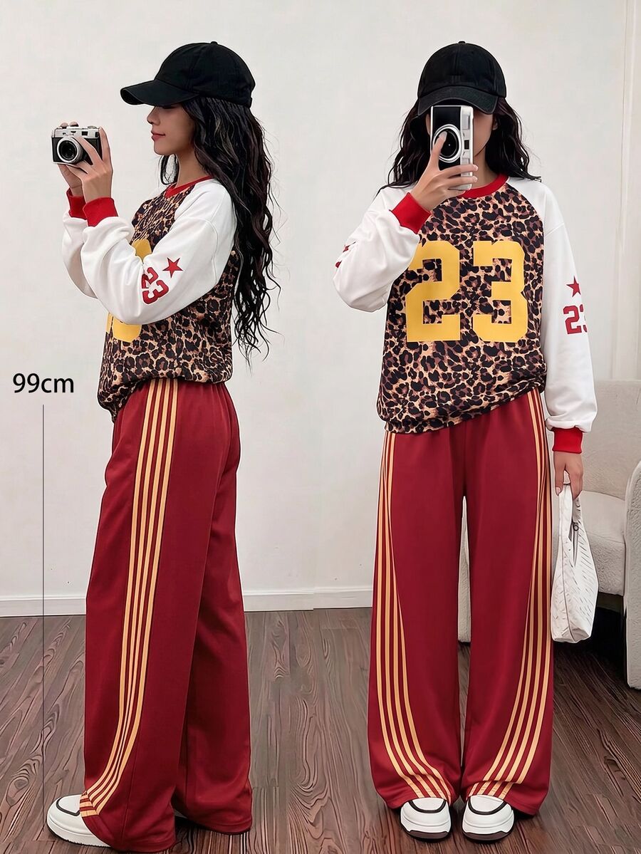 SHEIN Genkimix Kids 青少年豹紋數位印花兩件套,插肩袖上衣搭配寬腿褲。豹紋主體,對比紅白袖子,袖口與領口紅色滾邊。酒紅色條紋褲,鬆緊腰頭,垂墜寬腿剪裁,街頭風,適合日常穿搭 - 彩色 - 查看 1