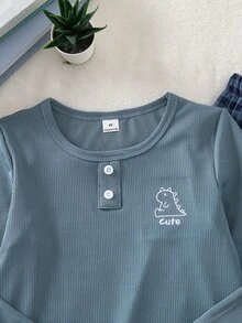 SHEIN Vintaside Kids 男童時尚經典極簡休閒日常舒適居家套裝，優質柔軟親膚針織羅紋素色淺灰綠圓領長袖上衣，搭配織紋綠色與白色格紋米色布料長褲，2件套家居服睡衣套裝 - 藏蓝色 - 查看 13