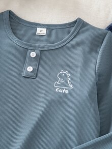 SHEIN Vintaside Kids 男童時尚經典極簡休閒日常舒適居家套裝，優質柔軟親膚針織羅紋素色淺灰綠圓領長袖上衣，搭配織紋綠色與白色格紋米色布料長褲，2件套家居服睡衣套裝 - 藏蓝色 - 查看 4