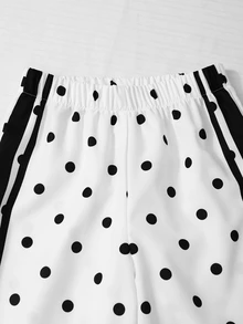 SHEIN Genkimix Kids 女款波點數位印花兩件式休閒套裝，清新復古風。立領拉鍊短夾克搭配收口長褲，全身上下波點數位印花，側面對比條紋裝飾，彈性腰部設計，活力青春穿搭，適合日常穿著與校園風格 - 黑與白 - 查看 3