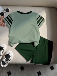 SHEIN 2件組嬰兒/幼兒休閒綠色經典拼色條紋騎士Logo印花圓領T恤與配套印花短褲套裝，運動戶外休閒 - 彩色 - 查看 4