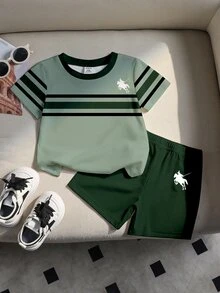 SHEIN 2件組嬰兒/幼兒休閒綠色經典拼色條紋騎士Logo印花圓領T恤與配套印花短褲套裝，運動戶外休閒 - 彩色 - 查看 2