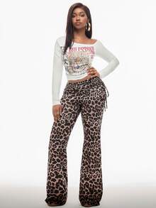 Vadaroq Setelan 2 Potong Wanita Seksi dengan Atasan Motif Hewan Bahu Asimetris dan Celana Panjang Model Lebar Motif Leopard - Putih - View 5