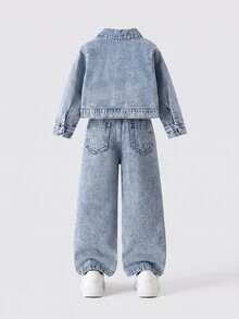 SHEIN Genkimix Kids 女童牛仔套裝 春/秋新款 甜美休閒風 淺藍水洗牛仔 經典翻領牛仔外套 搭配鬆緊腰直筒牛仔褲 粉色蝴蝶結＋紅色櫻桃刺繡設計 雪花洗水工藝 寬鬆版型 柔軟舒適面料 - 淺色水洗藍 - 查看 3