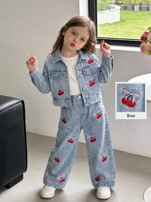 SHEIN Genkimix Kids 女童牛仔套裝 春/秋新款 甜美休閒風 淺藍水洗牛仔 經典翻領牛仔外套 搭配鬆緊腰直筒牛仔褲 粉色蝴蝶結＋紅色櫻桃刺繡設計 雪花洗水工藝 寬鬆版型 柔軟舒適面料 - 淺色水洗藍 - 查看 2