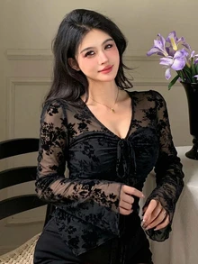 Joudiya 春秋款碎花圖案修身V領植絨抽繩綁帶不對稱下擺喇叭袖上衣 - 黑色 - 查看 3
