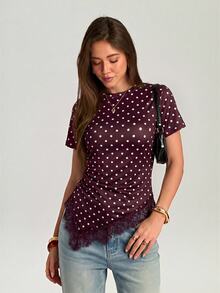 Firerie 女款極簡優雅休閒度假通勤修身 T-shirt 上衣，白色波點拼接黑色蕾絲短袖，收腰設計，不對稱下擺蕾絲飾邊，適合度假、海灘、假日穿搭 - 酒紅色 - 查看 7