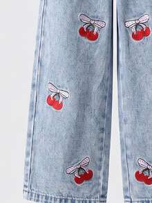 SHEIN Genkimix Kids 女童牛仔套裝 春/秋新款 甜美休閒風 淺藍水洗牛仔 經典翻領牛仔外套 搭配鬆緊腰直筒牛仔褲 粉色蝴蝶結＋紅色櫻桃刺繡設計 雪花洗水工藝 寬鬆版型 柔軟舒適面料 - 淺色水洗藍 - 查看 6