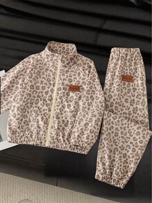 SHEIN Genkimix Kids 女童 (小號) 豹紋立領拉鍊 2 件套，豹紋立領拉鍊開襟夾克外套配落肩長袖，彈性袖口與下擺，搭配豹紋收口長褲，適合春/秋日常穿著、上學、購物、外出、拍照與旅行 - 卡其色 - 查看 1