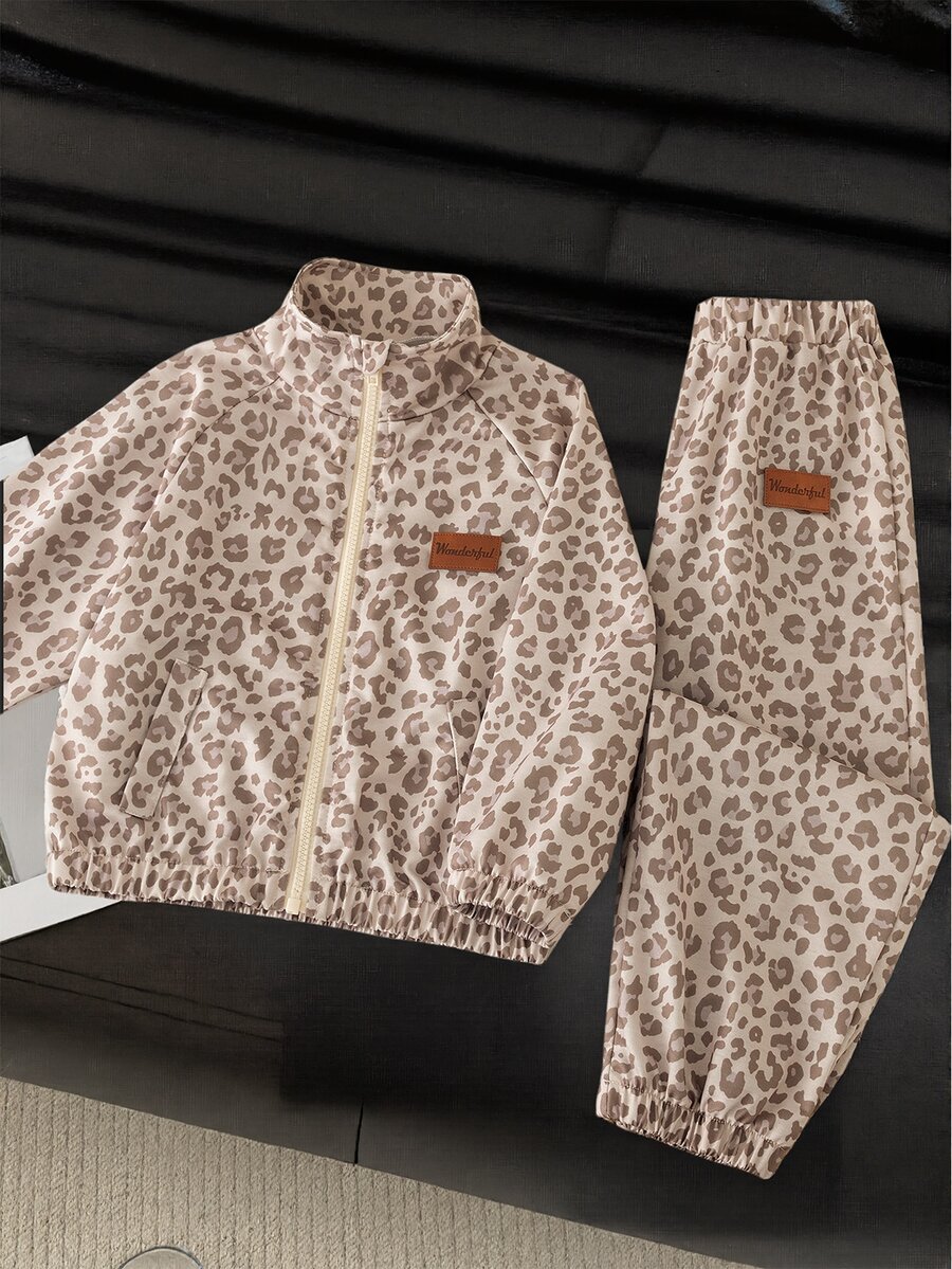 SHEIN Genkimix Kids 女童 (小號) 豹紋立領拉鍊 2 件套,豹紋立領拉鍊開襟夾克外套配落肩長袖,彈性袖口與下擺,搭配豹紋收口長褲,適合春/秋日常穿著、上學、購物、外出、拍照與旅行 - 卡其色 - 查看 1