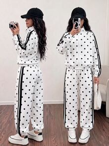 SHEIN Genkimix Kids 女款波點數位印花兩件式休閒套裝，清新復古風。立領拉鍊短夾克搭配收口長褲，全身上下波點數位印花，側面對比條紋裝飾，彈性腰部設計，活力青春穿搭，適合日常穿著與校園風格 - 黑與白 - 查看 1