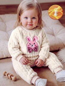 SHEIN Souflis 2件組女嬰刺繡兔子＋字母3D蝴蝶結設計兒童休閒簡約圓領上衣，毛絨布料長袖＋長褲套裝，鬆緊腰長褲，舒適保暖，適合冬季外出、度假與日常穿著 - 白色 - 查看 1