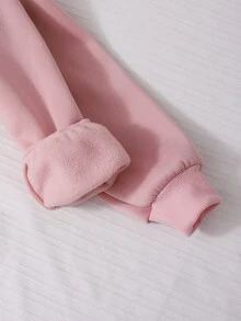 SHEIN 女款粉色貓咪印花三件套，包含連帽外套、短版短袖內搭上衣與喇叭褲。衣身印有字母與小黑貓圖案，褲側飾有貓爪印花。短版剪裁俐落修身，喇叭褲修飾腿型，整套風格柔軟可愛休閒且層次豐富，可單穿或疊穿，適合各種日常場合 - 粉色 - 查看 10